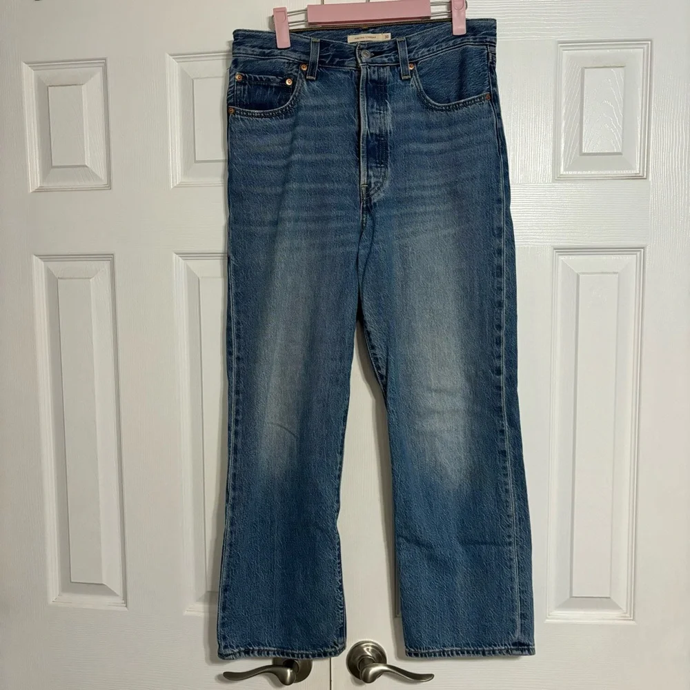 Levi's Women's Light Blue Straight Leg Jeans - Picture 2 of 7